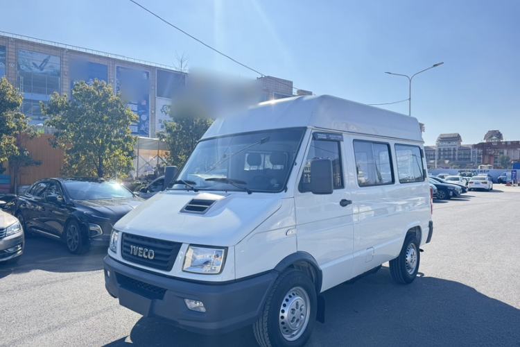 Used Iveco Daily 2017 2.5T A35 Passenger Van 5-7 Seats Model 47Z5 Exterior 4