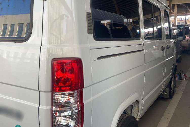Used Iveco Daily 2017 2.5T A35 Low-Roof 5-7 Seater Passenger Van 47Z5 Exterior 5