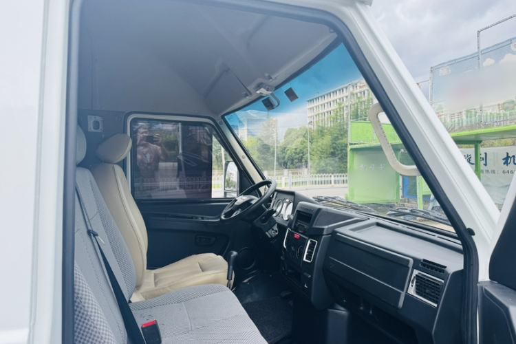 Used Iveco Daily 2017 2.5T A35 Passenger Van 5-7 Seats Model 47Z5 Exterior 5