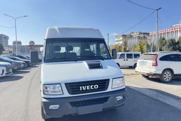Used Iveco Daily 2017 2.5T A35 Passenger Van 5-7 Seats Model 47Z5 Exterior 5