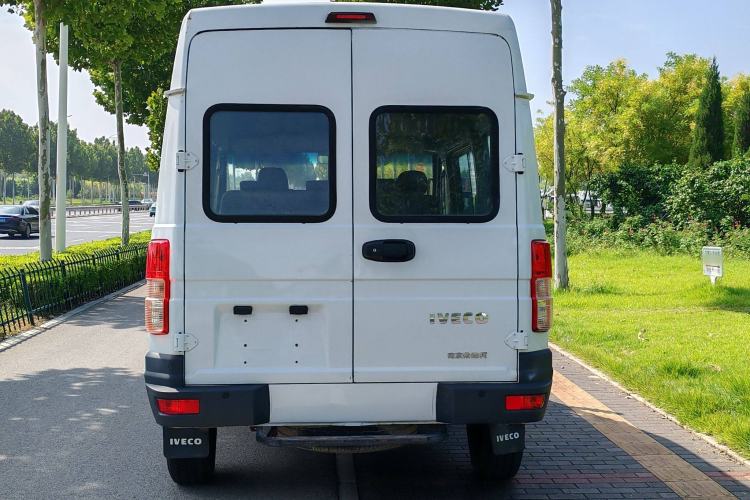 Used Iveco Daily 2017 2.5T A35 Passenger Van 5-7 Seats Model 47Z5 Exterior 6