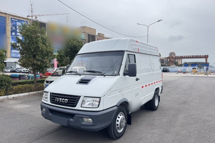 Used Iveco Daily 2017 2.8T V35 Box Truck 3 Seats 43S5 Exterior 7