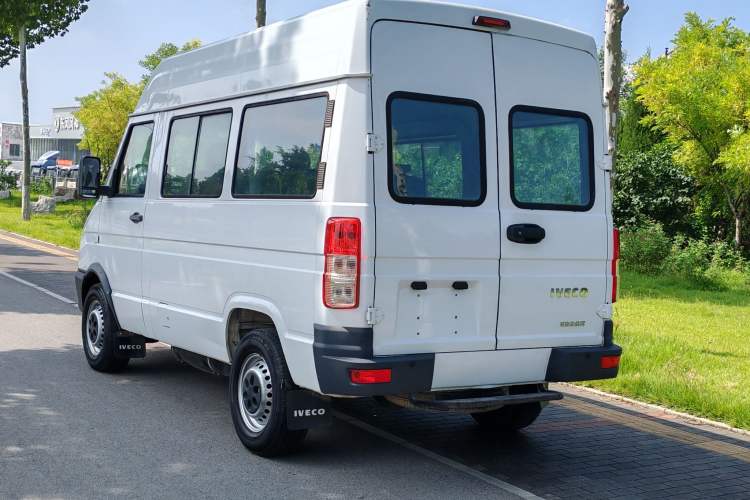 Used Iveco Daily 2017 2.5T A35 Passenger Van 5-7 Seats Model 47Z5 Exterior 7