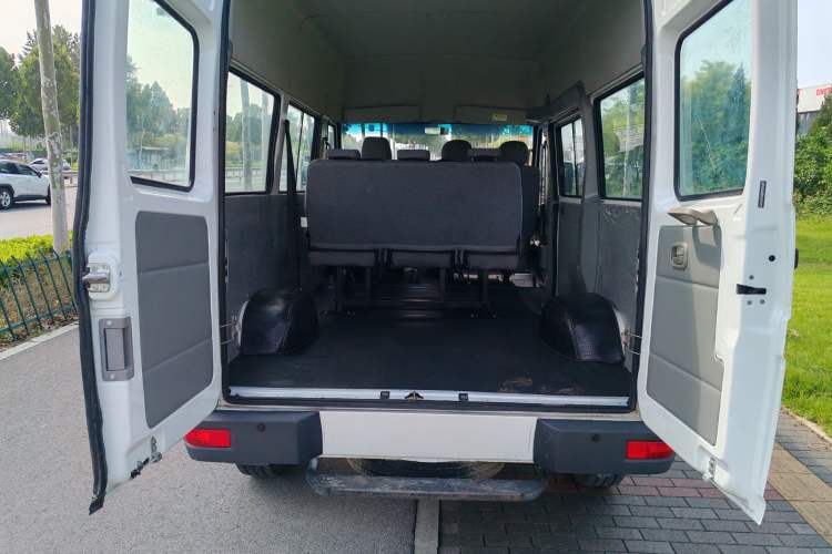 Used Iveco Daily 2017 2.5T A35 Passenger Van 5-7 Seats Model 47Z5 Exterior 8