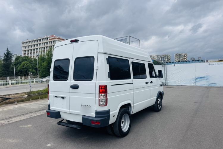 Used Iveco Daily 2017 2.5T A35 Passenger Van 5-7 Seats Model 47Z5 Exterior 9