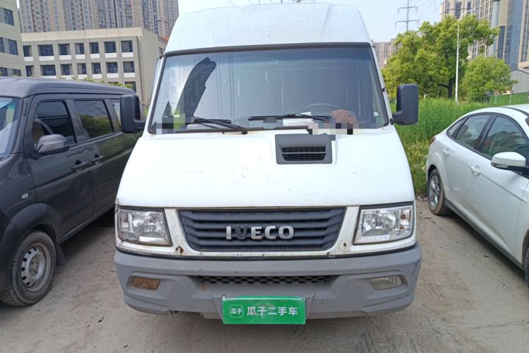 Used Iveco Daily 2017 2.5T A35 Low-Roof 5-7 Seater Passenger Van 47Z5 Front