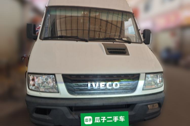 Used Iveco Daily 2017 2.8T V35 Box Truck 3 Seats 43S5 Front