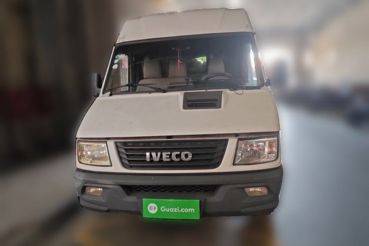 Used Iveco Daily 2017 2.8T V35 Box Truck 3 Seats 43S5 Front