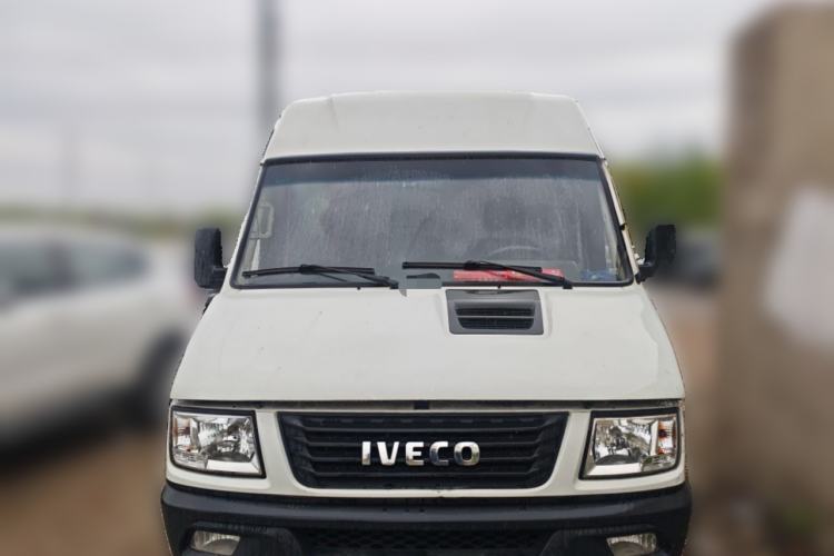 Used Iveco Daily 2017 2.5T A35 Low-Roof 5-7 Seater Passenger Van 47Z5 Front