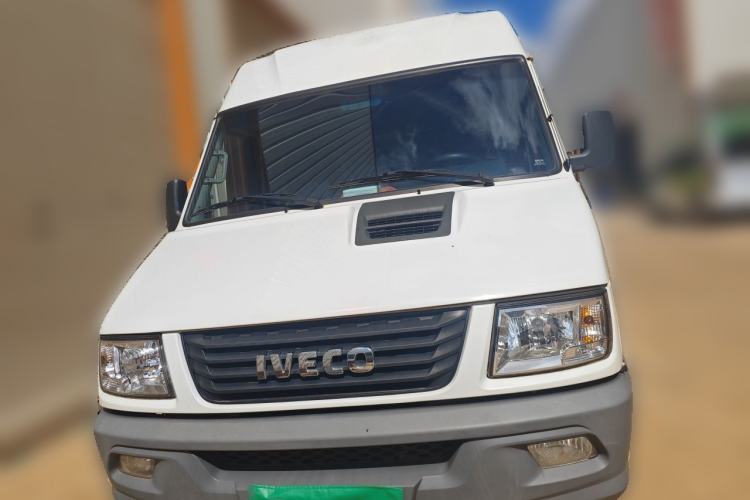 Used Iveco Daily 2017 2.8T V35 Box Truck Low Roof 3-Seater Model 43S5 Front