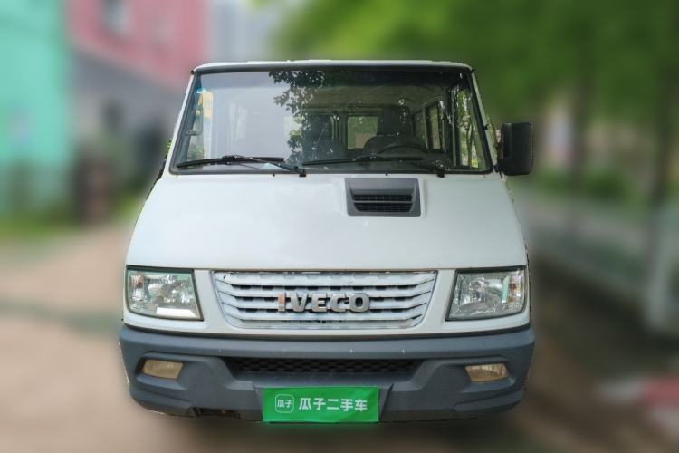 Used Iveco Daily 2017 2.5T A35 Low-Roof 5-7 Seater Passenger Van 47Z5 Front
