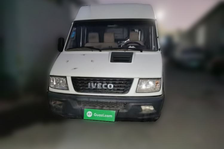 Used Iveco Daily 2017 2.8T V35 Box Truck Low Roof 3-Seater Model 43S5 Front