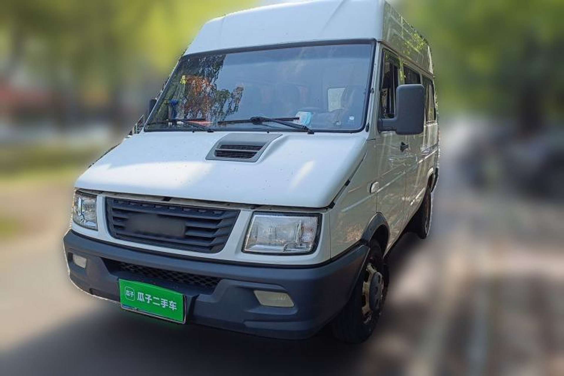 Used Iveco Daily 2017 2.5T A35 Passenger Van 5-7 Seats Model 47Z5 Front Left 45 Deg