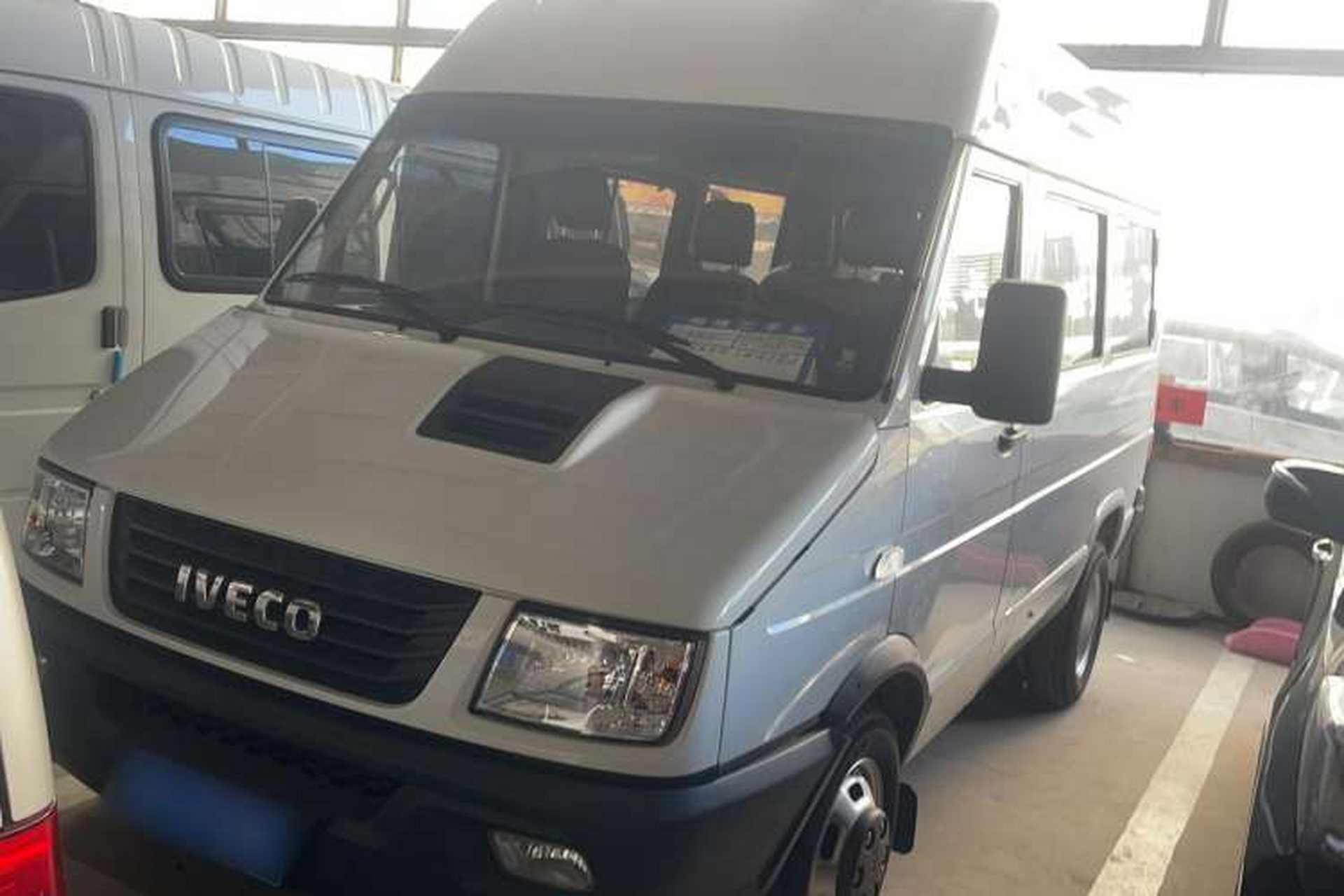 Used Iveco Daily 2017 2.5T A35 Low-Roof 5-7 Seater Passenger Van 47Z5 Front Left 45 Deg