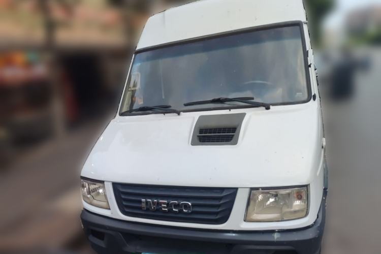 Used Iveco Daily 2017 2.8T V35 Box Truck 3 Seats 43S5 Front