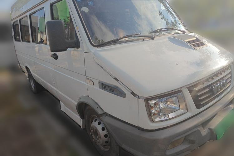 Used Iveco Daily 2017 2.5T A40 Passenger Van 7 Seats Model 47Z5 Front Right 45 Deg