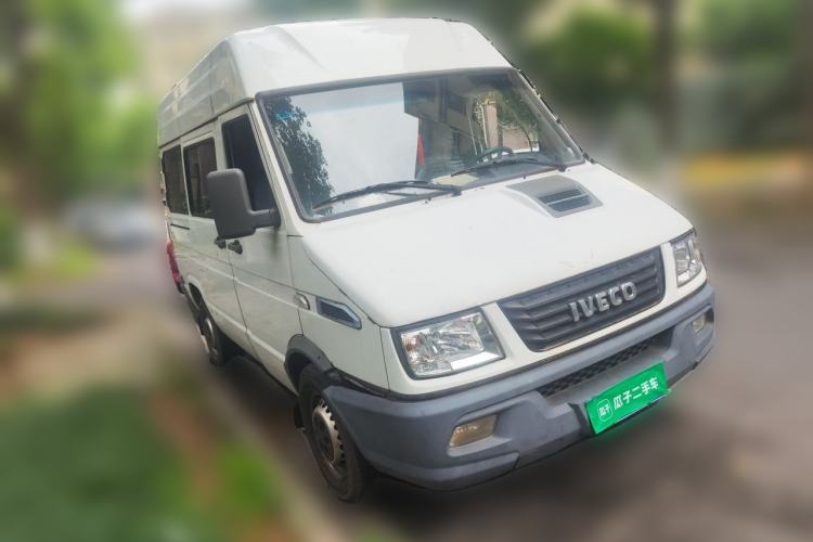 Used Iveco Daily 2017 2.5T A35 Passenger Van 5-7 Seats Model 47Z5 Front Right 45 Deg