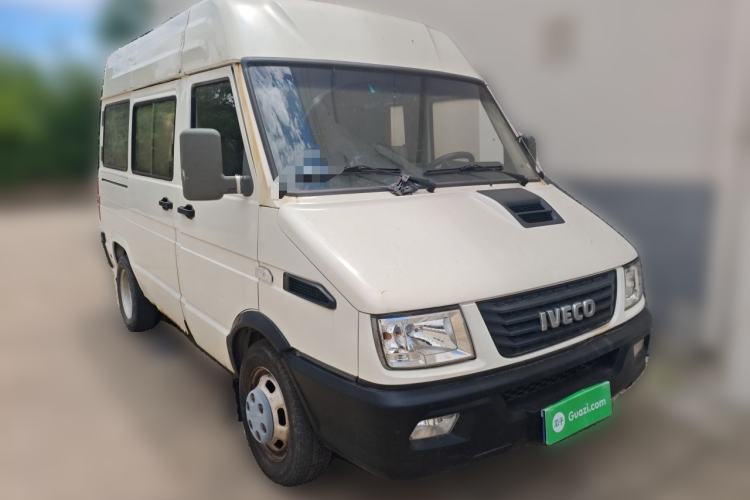 Used Iveco Daily 2017 2.5T A35 Passenger Van 5-7 Seats Model 47Z5 Front Right 45 Deg
