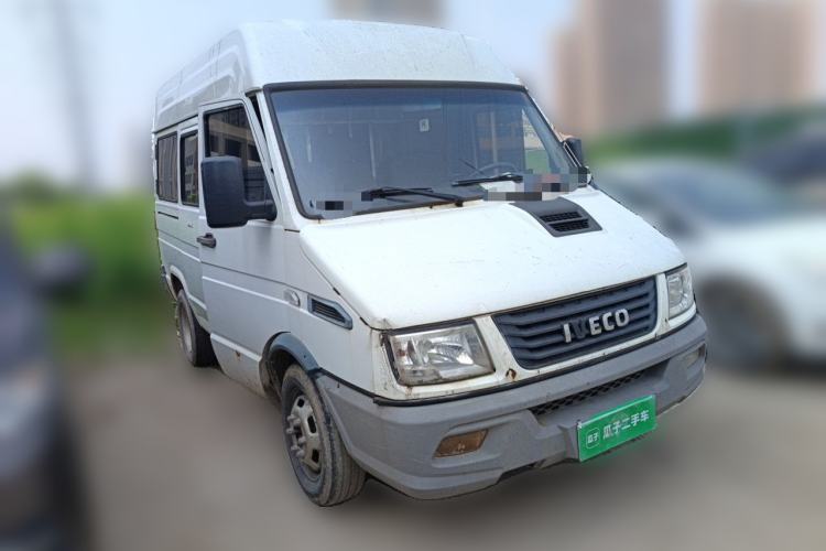 Used Iveco Daily 2017 2.5T A35 Low-Roof 5-7 Seater Passenger Van 47Z5 Front Right 45 Deg