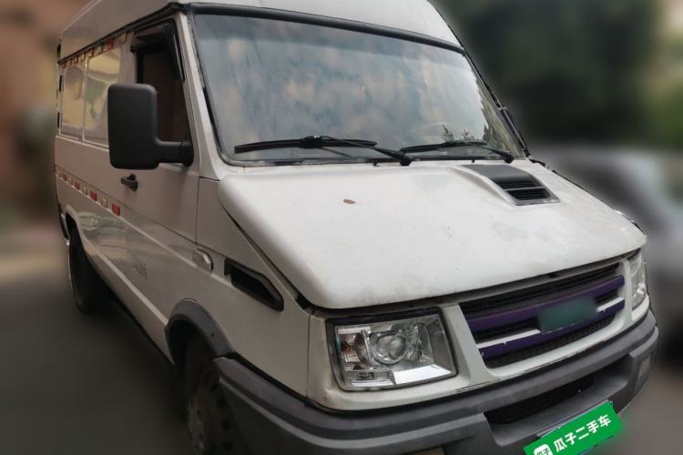 Used Iveco Daily 2017 2.8T V35 Box Truck 3 Seats 43S5 Front Right 45 Deg