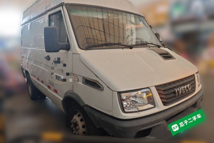 Used Iveco Daily 2017 2.8T V35 Box Truck 3 Seats 43S5 Front Right 45 Deg