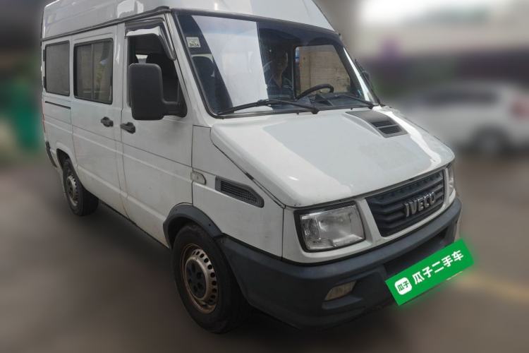 Used Iveco Daily 2017 2.5T A35 Passenger Van 5-7 Seats Model 47Z5 Front Right 45 Deg