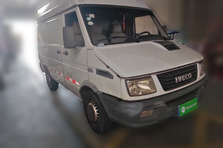 Used Iveco Daily 2017 2.8T V35 Box Truck 3 Seats 43S5 Front Right 45 Deg