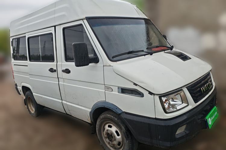 Used Iveco Daily 2017 2.5T A35 Low-Roof 5-7 Seater Passenger Van 47Z5 Front Right 45 Deg
