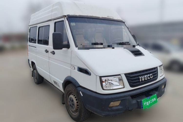 Used Iveco Daily 2017 2.5T A35 Passenger Van 5-7 Seats Model 47Z5 Front Right 45 Deg