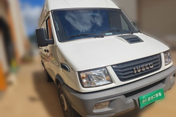 Used Iveco Daily 2017 2.8T V35 Box Truck Low Roof 3-Seater Model 43S5 Front Right 45 Deg