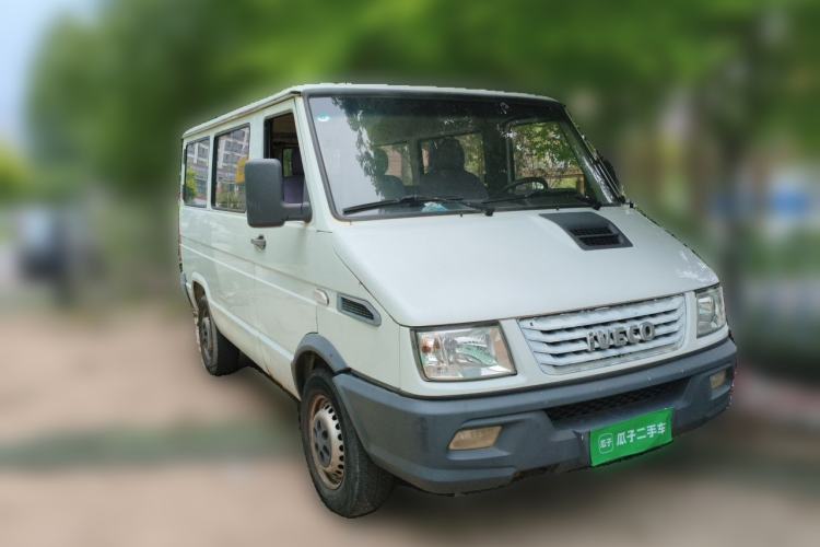 Used Iveco Daily 2017 2.5T A35 Low-Roof 5-7 Seater Passenger Van 47Z5 Front Right 45 Deg