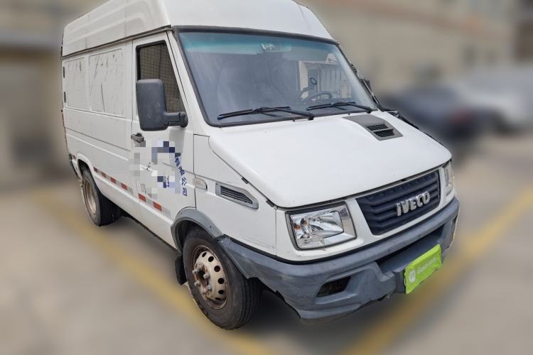 Used Iveco Daily 2017 2.8T V35 Box Truck 3 Seats 43S5 Front Right 45 Deg