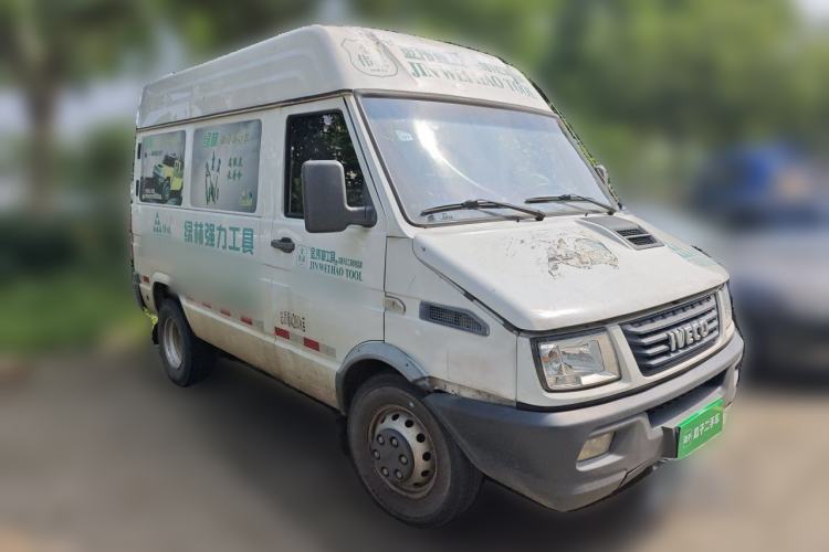 Used Iveco Daily 2017 2.8T X45 Short-Wheelbase Cargo Truck 43S5 Front Right 45 Deg