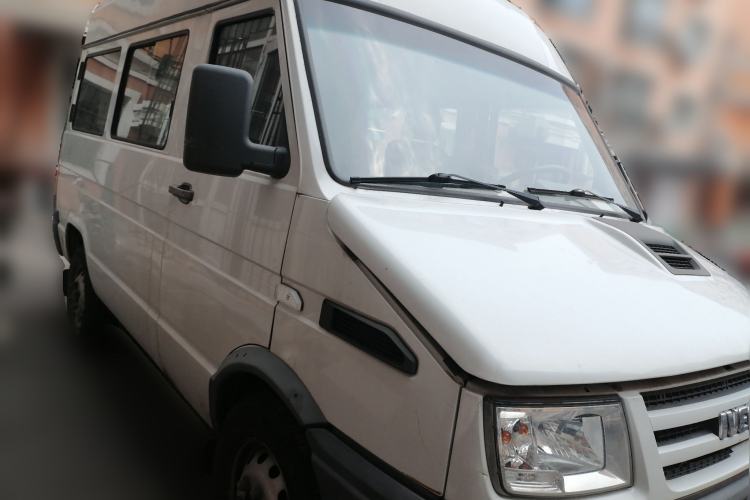Used Iveco Daily 2017 2.5T A35 Low-Roof 5-7 Seater Passenger Van 47Z5 Front Right 45 Deg