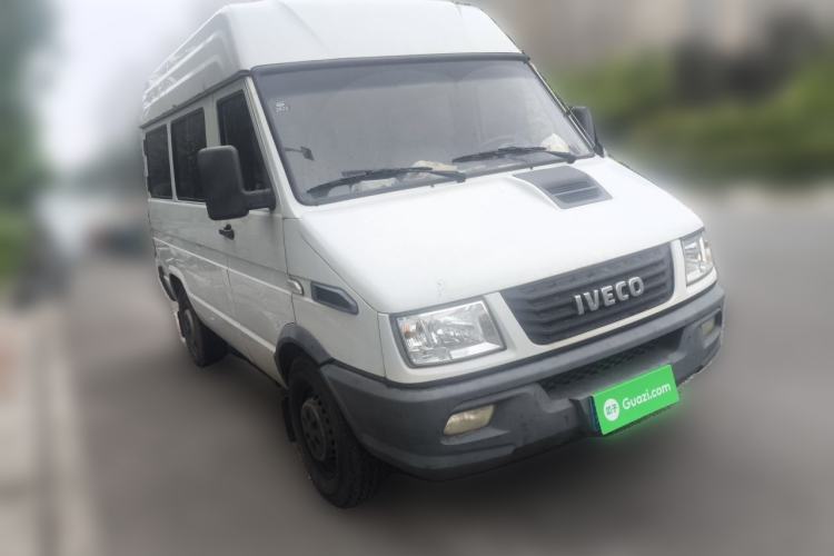 Used Iveco Daily 2017 2.5T A35 Passenger Van 5-7 Seats Model 47Z5 Front Right 45 Deg