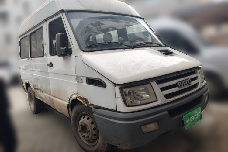 Used Iveco Daily 2017 2.5T A35 Low-Roof 5-7 Seater Passenger Van 47Z5 Front Right 45 Deg