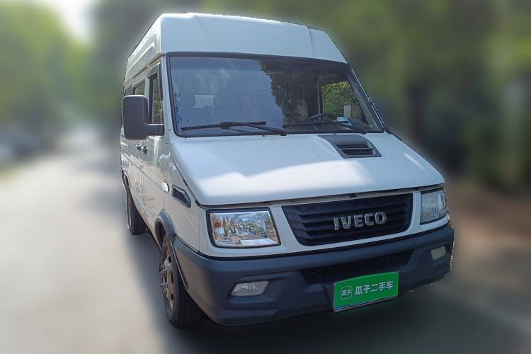 Used Iveco Daily 2017 2.5T A35 Passenger Van 5-7 Seats Model 47Z5 Front Right 45 Deg