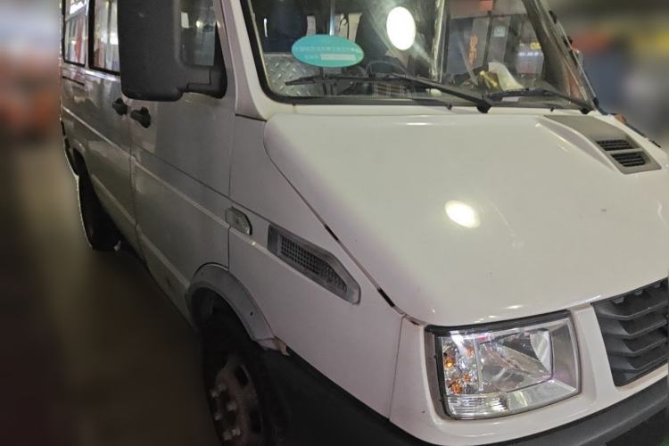 Used Iveco Daily 2017 2.5T A35 Passenger Van 5-7 Seats Model 47Z5 Front Right 45 Deg