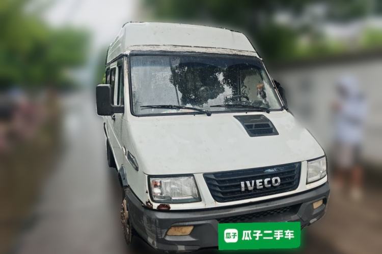 Used Iveco Daily 2017 2.5T A35 Passenger Van 5-7 Seats Model 47Z5 Front Right 45 Deg