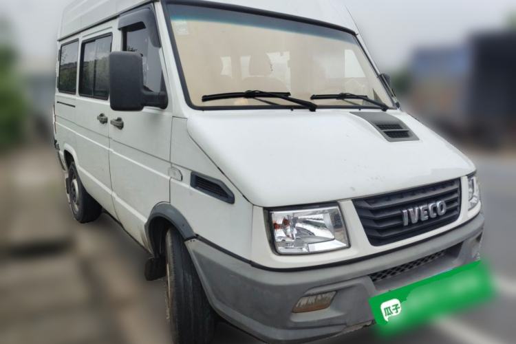 Used Iveco Daily 2017 2.5T A35 Passenger Van 5-7 Seats Model 47Z5 Front Right 45 Deg