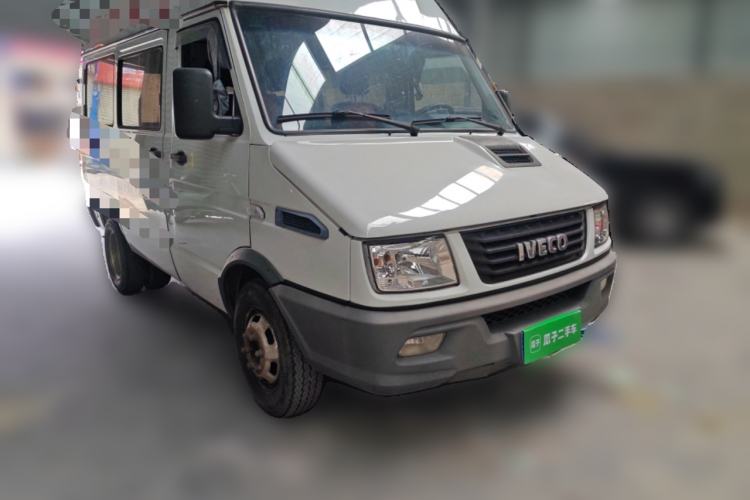 Used Iveco Daily 2017 2.5T A35 Passenger Van 5-7 Seats Model 47Z5 Front Right 45 Deg