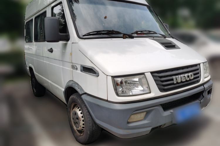 Used Iveco Daily 2017 2.5T A35 Passenger Van 5-7 Seats Model 47Z5 Front Right 45 Deg
