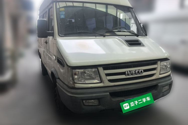 Used Iveco Daily 2017 2.8T V35 Cargo Van Mid-Roof 3/6 Seats 43S5 Front Right 45 Deg
