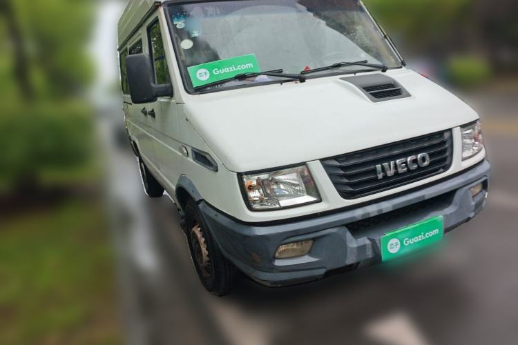 Used Iveco Daily 2017 2.5T A35 Low-Roof 5-7 Seater Passenger Van 47Z5 Front Right 45 Deg