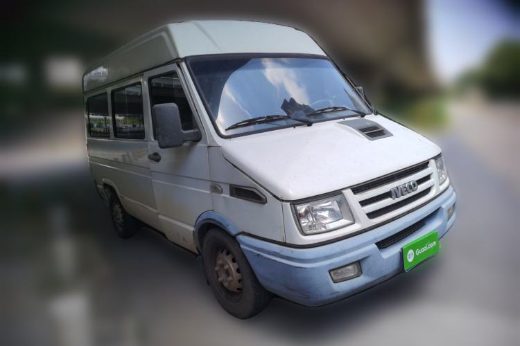 Used Iveco Daily 2017 2.5T A35 Passenger Van 5-7 Seats Model 47Z5 Front Right 45 Deg