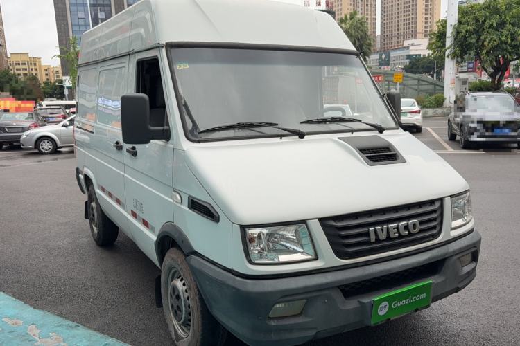 Used Iveco Daily 2017 2.8T V35 Box Truck 3 Seats 43S5 Front Right 45 Deg