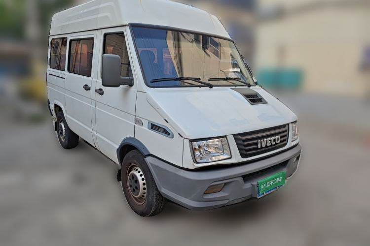 Used Iveco Daily 2017 2.5T A35 Passenger Van 5-7 Seats Model 47Z5 Front Right 45 Deg