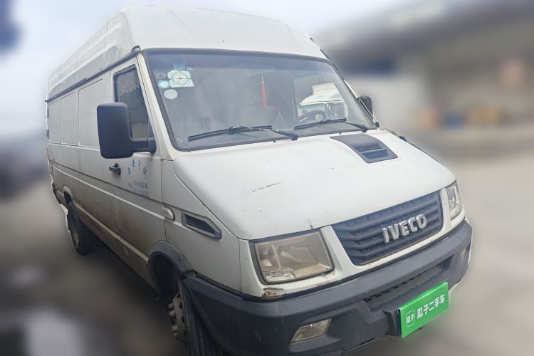 Used Iveco Daily 2017 2.8T V35 Cargo Van Mid-Roof 3/6 Seats 43S5 Front Right 45 Deg