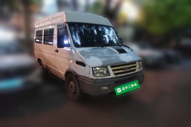 Used Iveco Daily 2017 2.5T A35 Passenger Van 5-7 Seats Model 47Z5 Front Right 45 Deg