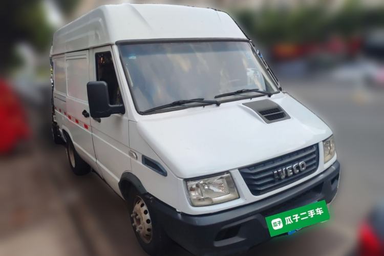 Used Iveco Daily 2017 2.8T V35 Box Truck 3 Seats 43S5 Front Right 45 Deg